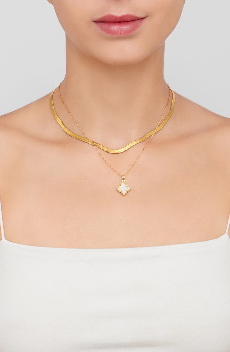 Mother of Pearl Flower Pendant Necklace