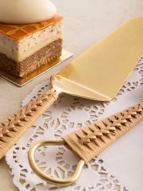 Gauri Kohli Helsinki Cake Servers, Set Of 2 In Gold