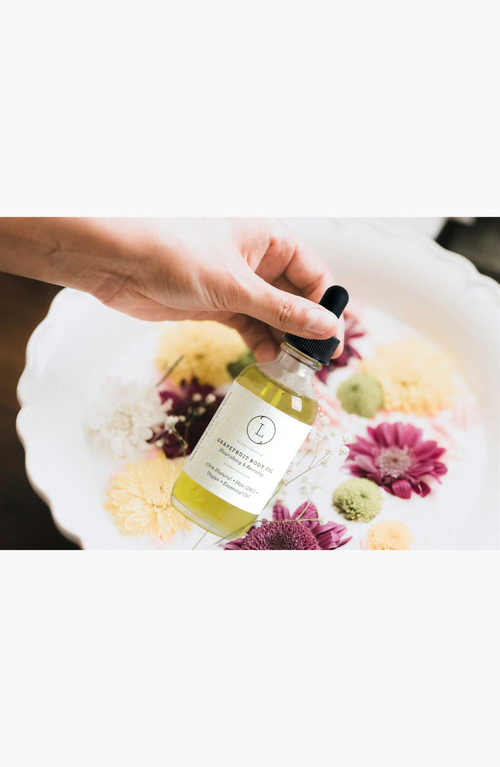 Lizush Moisturizing Set With Grapefruit Body Oil And Body Scrub