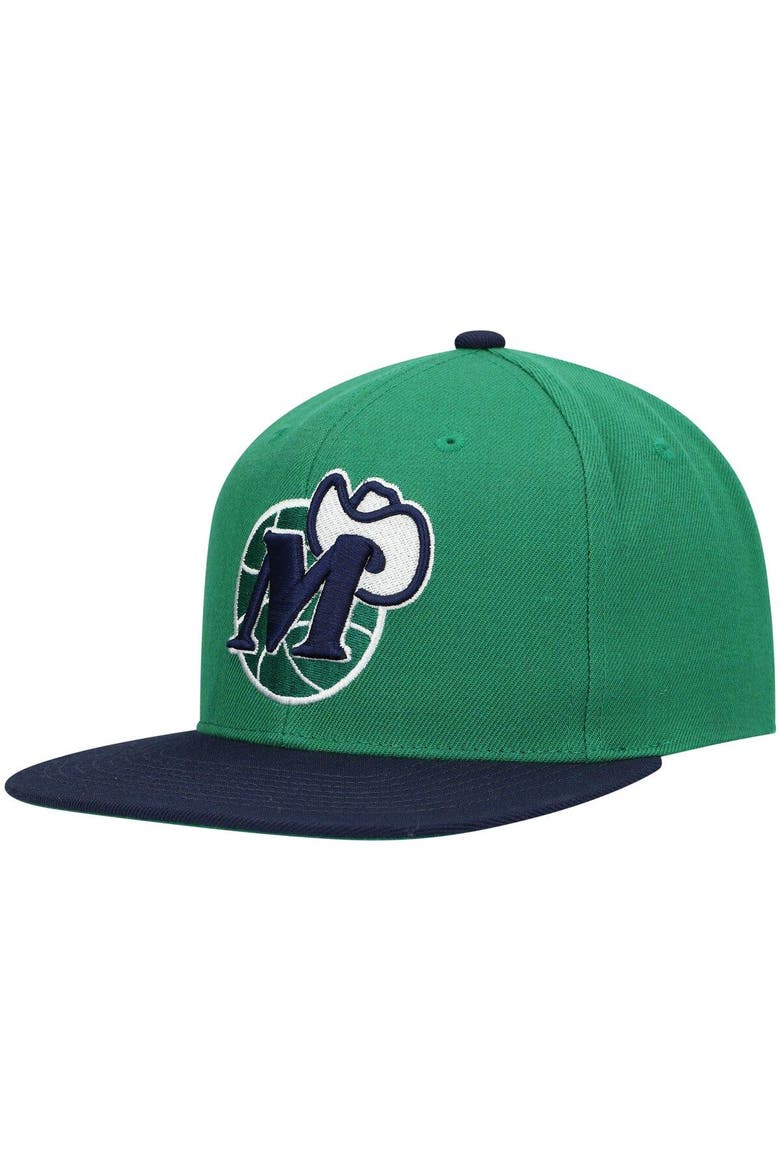 Men's Mitchell & Ness Green/Navy Dallas Mavericks Hardwood Classics Team Two-Tone 2.0 Snapback Hat, Main, color, Green