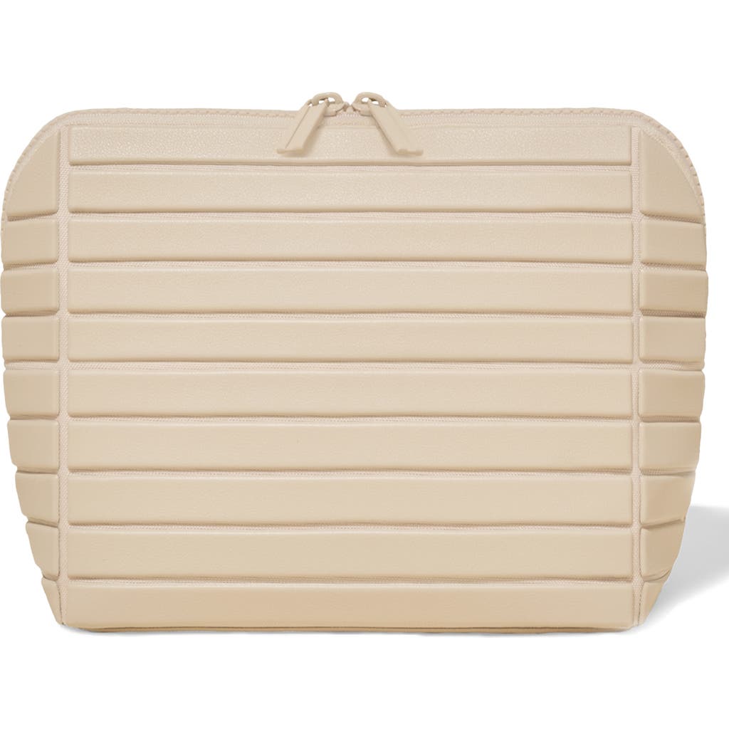 Parallelle The Medium Traveler Toiletry Kit In Sand