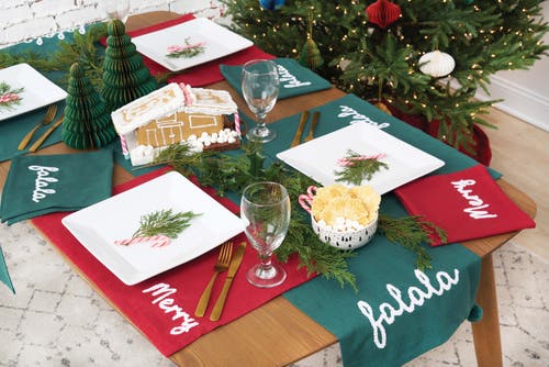 Carol & Frank Christmas Holidays Tufted Solid Runners Collection In Green