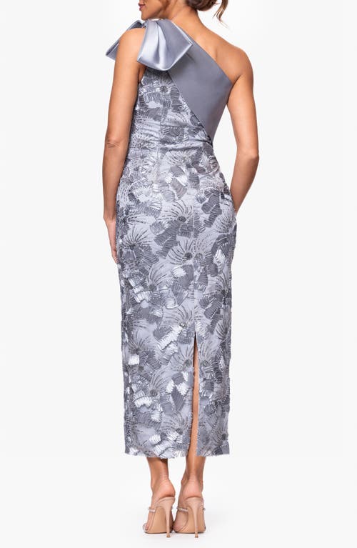 BETSY & ADAM BETSY & ADAM CRYSTAL DETAIL SOUTACHE LACE ONE-SHOULDER SHEATH GOWN 