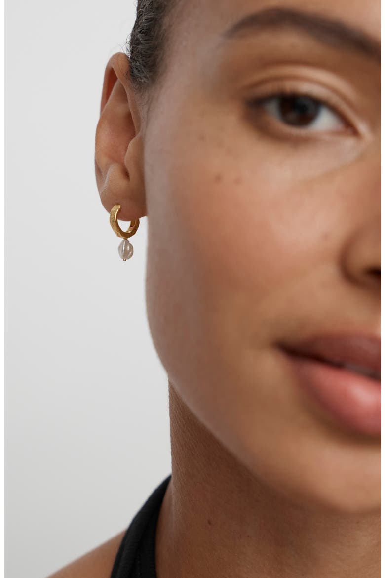 Capri Freshwater Pearl Huggie Hoop Earrings, Alternate, color, 18K GOLD VERMEIL / PEARL