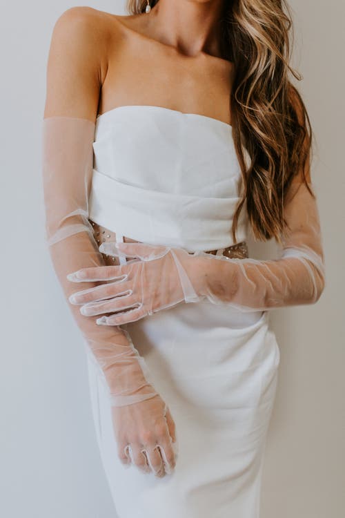 Untamed Petals Bishop Gloves In White