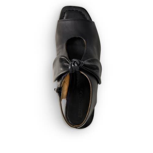 Bernardo Footwear Lizzie Sandal In Black