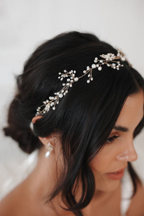 Untamed Petals Elwood Freshwater Pearl Hair Vine In White