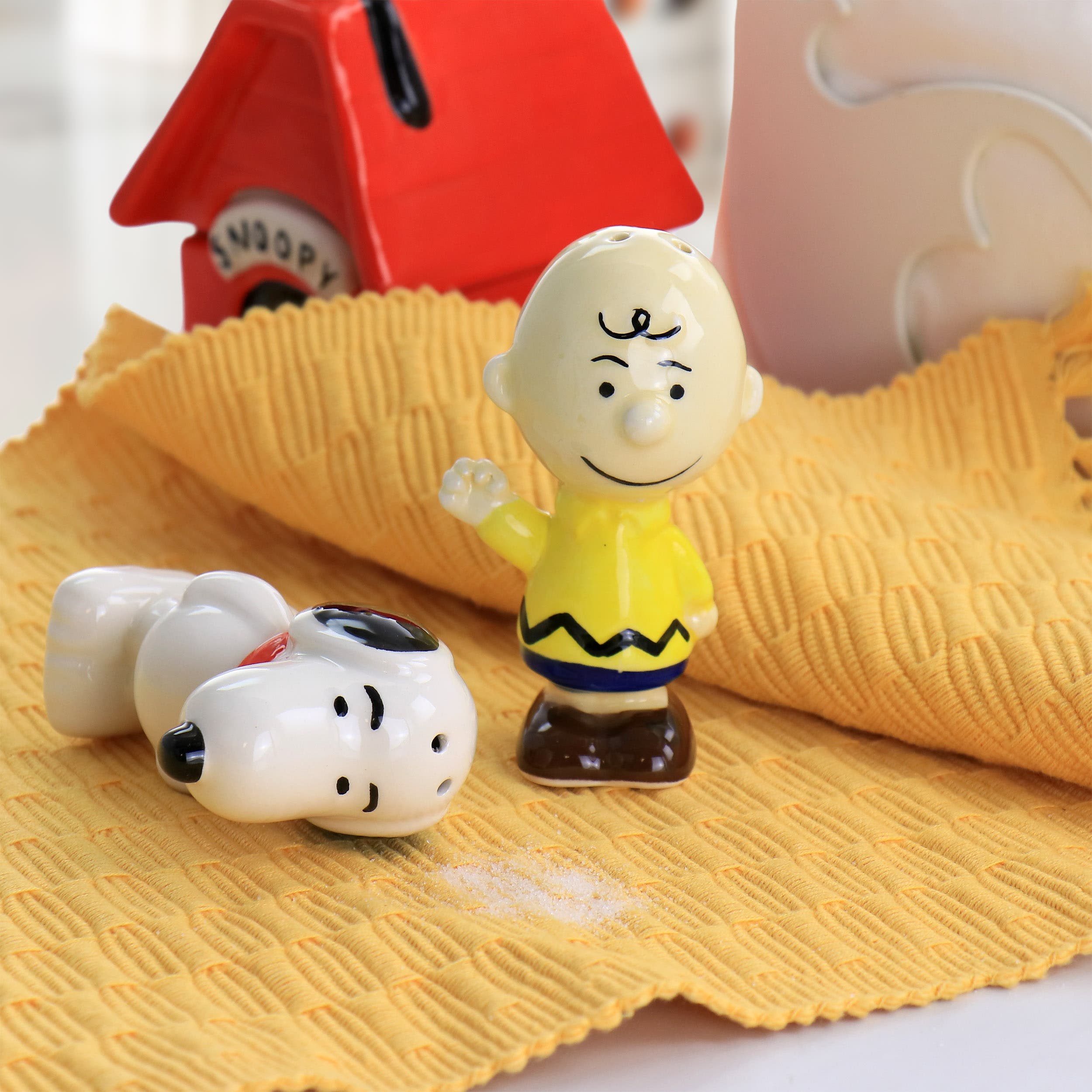 Peanuts by Schulz Classical Pals Charlie Brown and Snoopy Salt and Pepper Shaker - Thumbnail 5