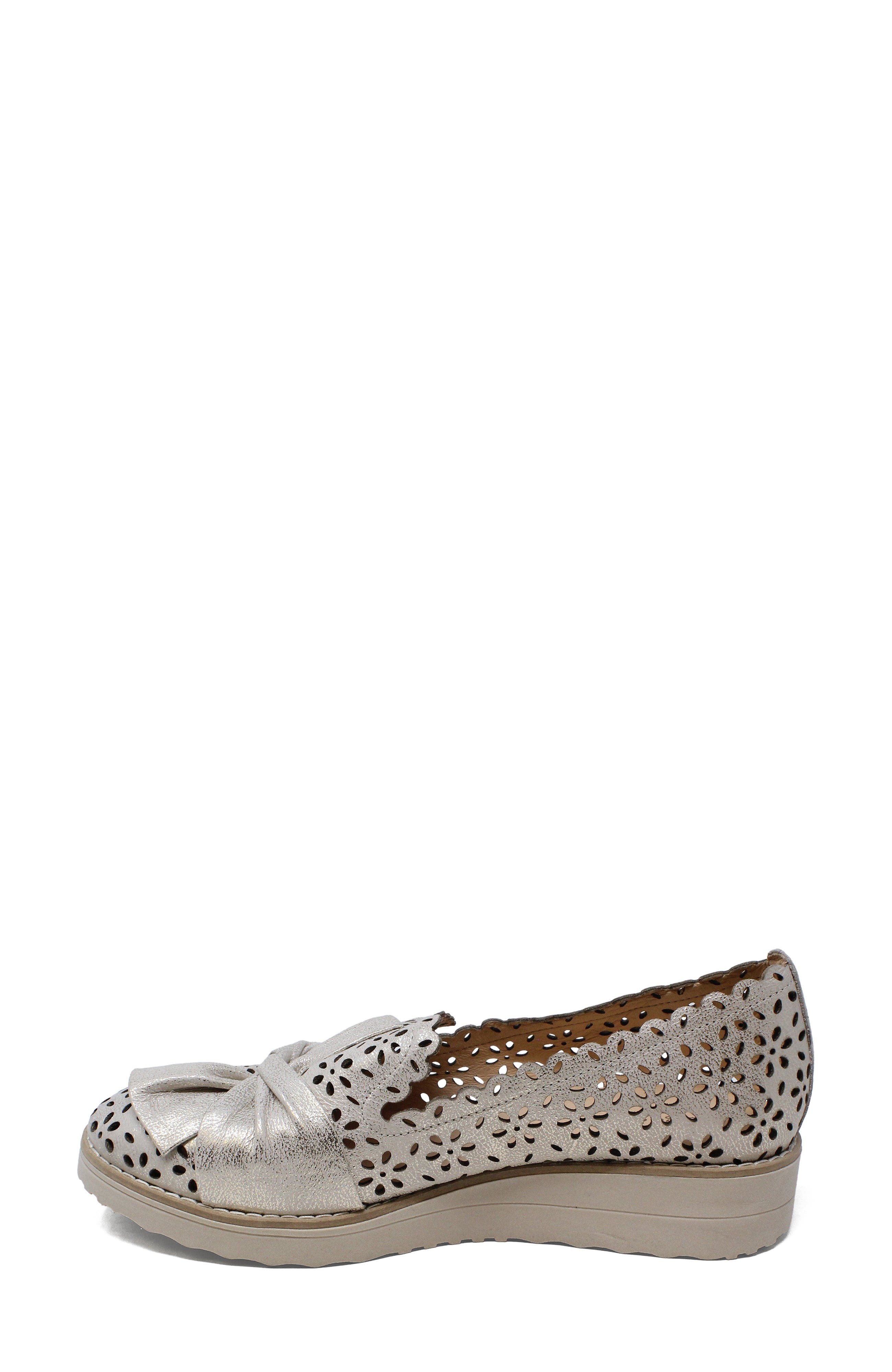 DJANGO AND JULIETTE Omilla Slip On, Alternate, color, Beige And Gold-Vanilla Sole