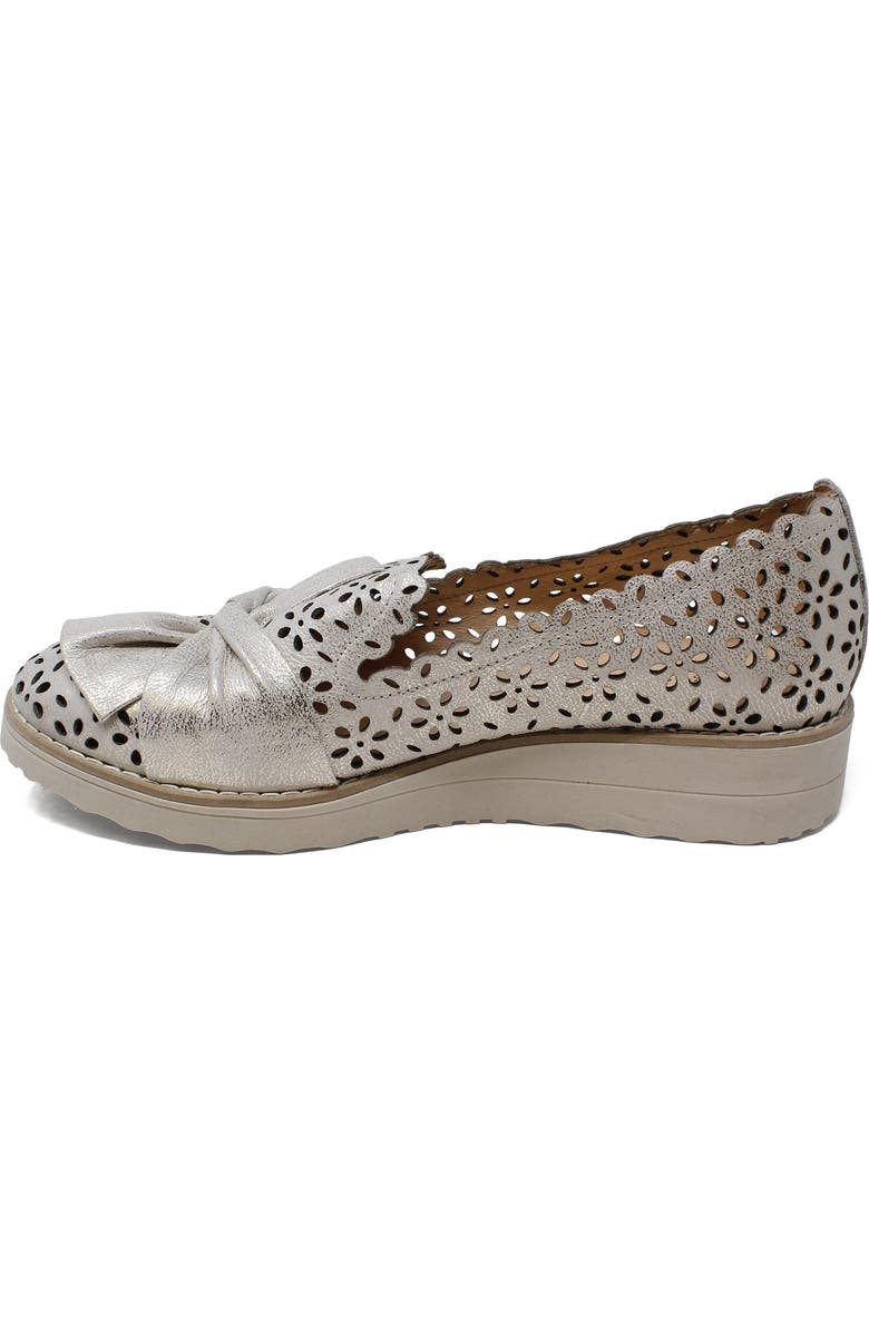 DJANGO AND JULIETTE Omilla Slip On, Alternate, color, Beige And Gold-Vanilla Sole
