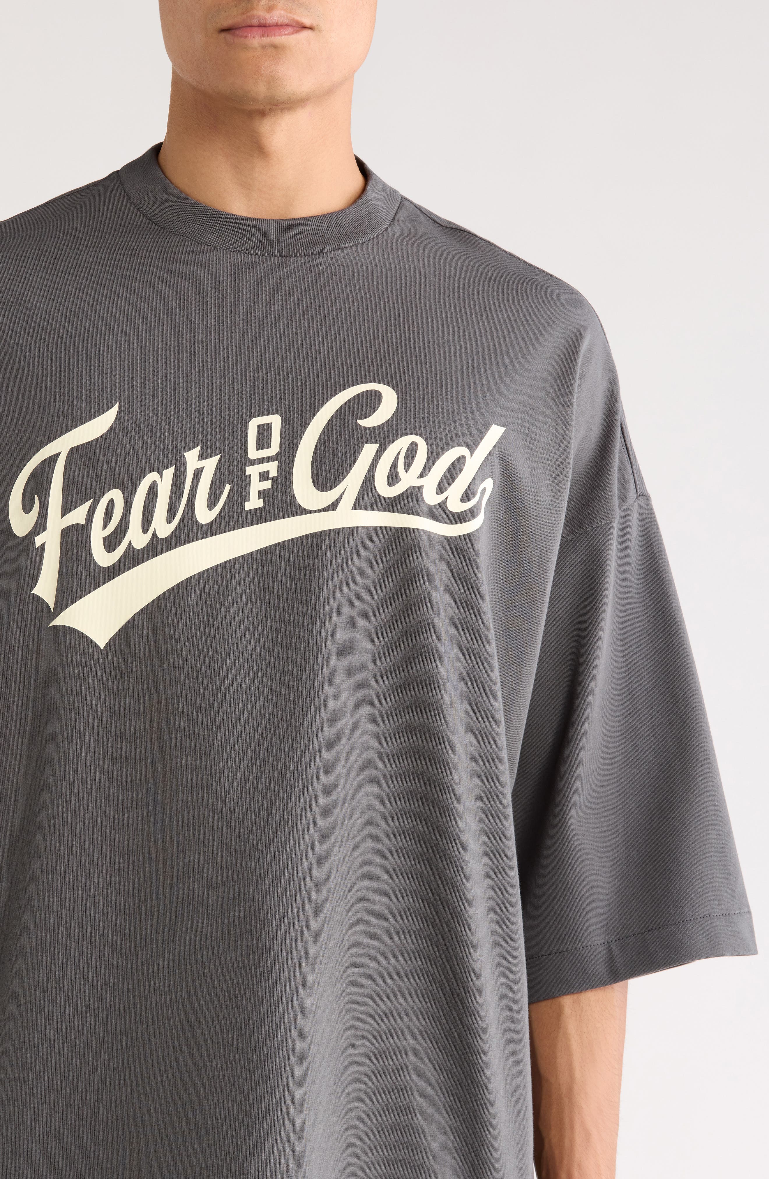 Fear of God Essentials Merch Logo Graphic Cotton T-Shirt — фото 4