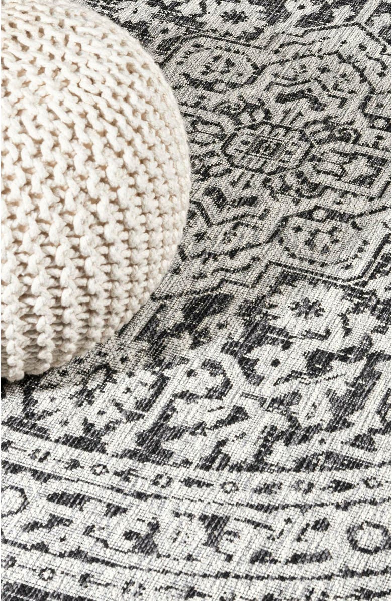 JONATHAN Y Sinjuri Medallion Textured Weave Indoor/Outdoor Round Area Rug, Alternate, color, Gray/Black