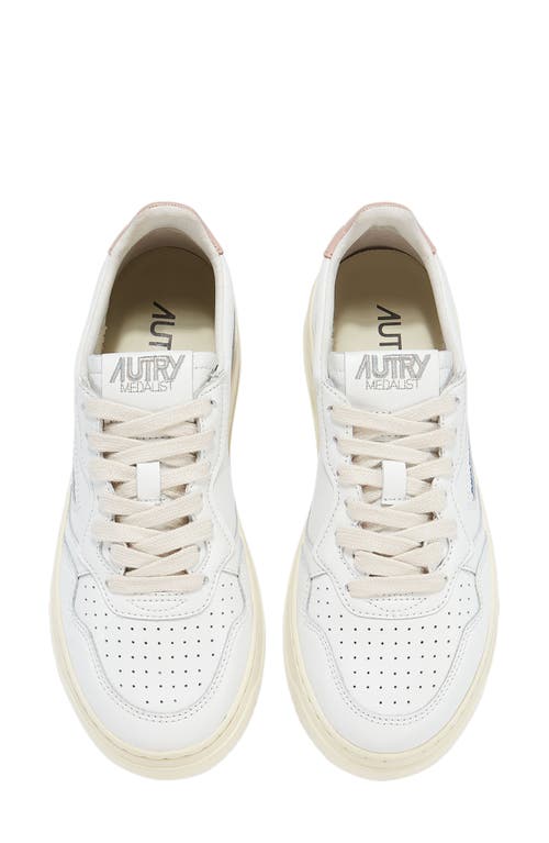 Autry Low Medalist Sneakers In White Leather E Powder E Suede Beige
