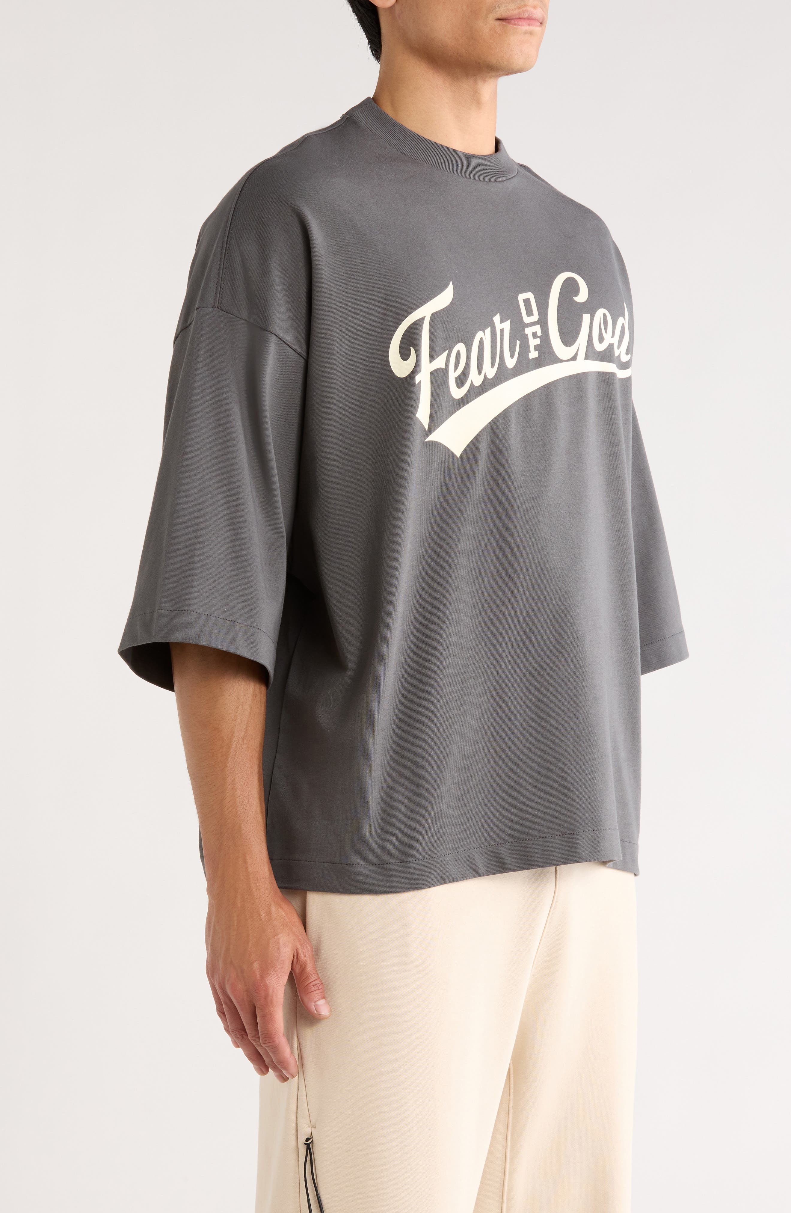Fear of God Essentials Merch Logo Graphic Cotton T-Shirt — фото 3