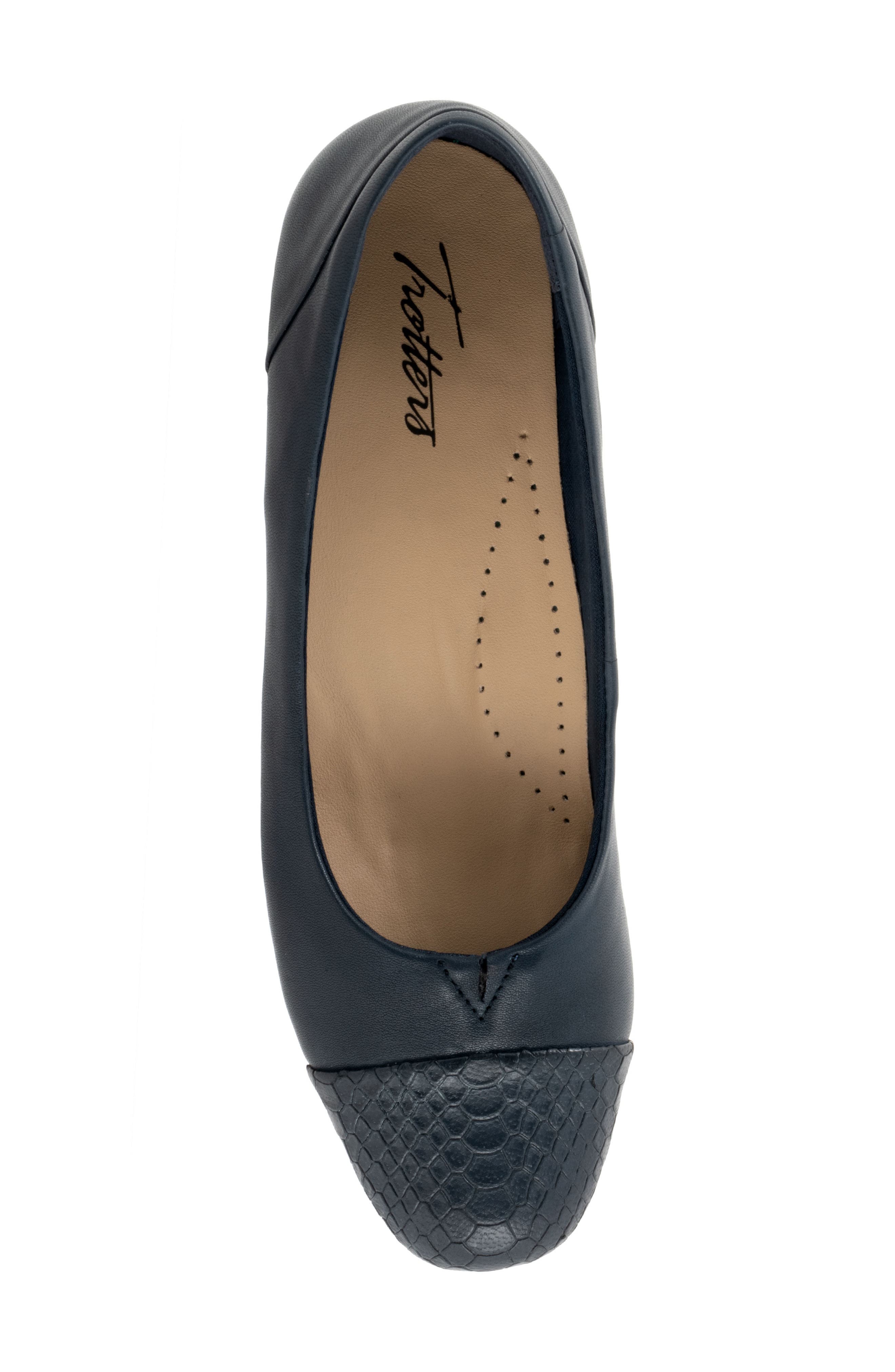 Trotters Daisy Cap Toe Dress Pump, Alternate, color, Navy Snake