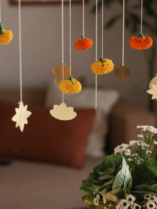 Fleck Foliage Brass Ornaments In Gold