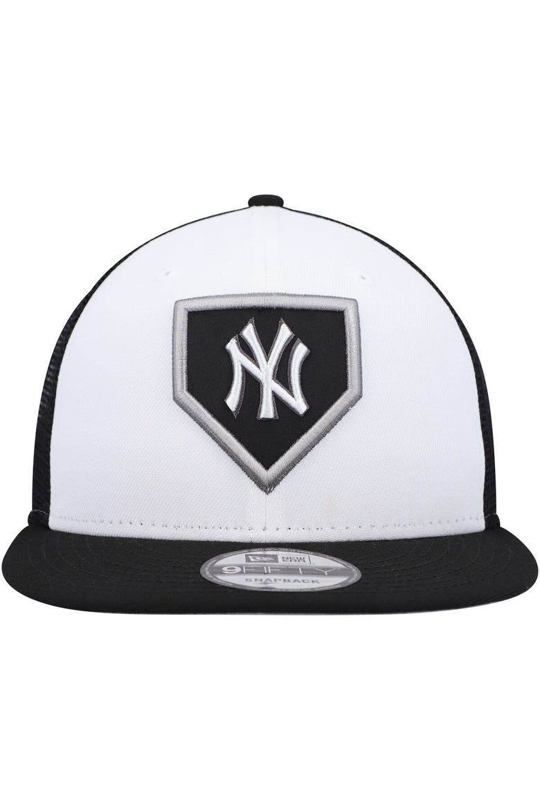Men's New Era White/Black New York Yankees 2022 Clubhouse Trucker 9FIFTY Snapback Hat, Alternate, color, White
