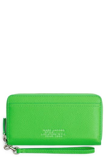 Shop Marc Jacobs The Continental Leather Wristlet In Apple