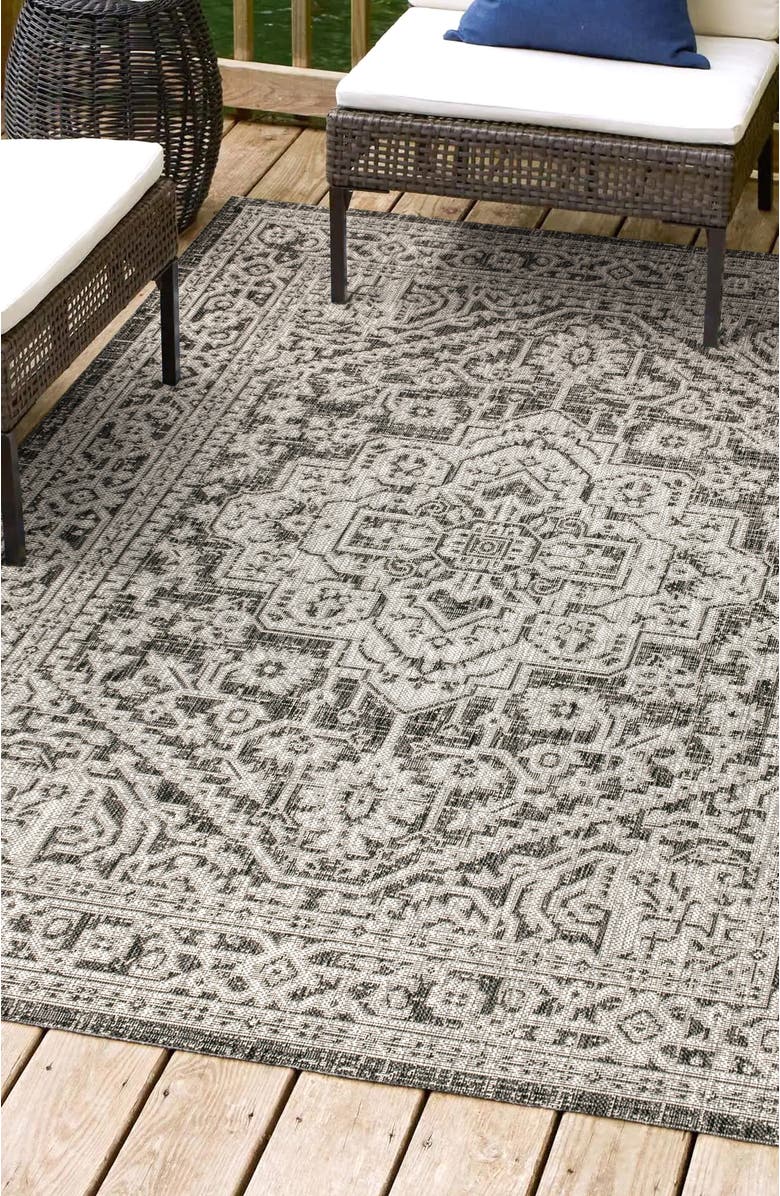 JONATHAN Y Sinjuri Medallion Textured Weave Indoor/Outdoor Area Rug, Alternate, color, Gray/Black