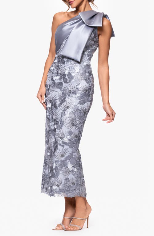 BETSY & ADAM BETSY & ADAM CRYSTAL DETAIL SOUTACHE LACE ONE-SHOULDER SHEATH GOWN 