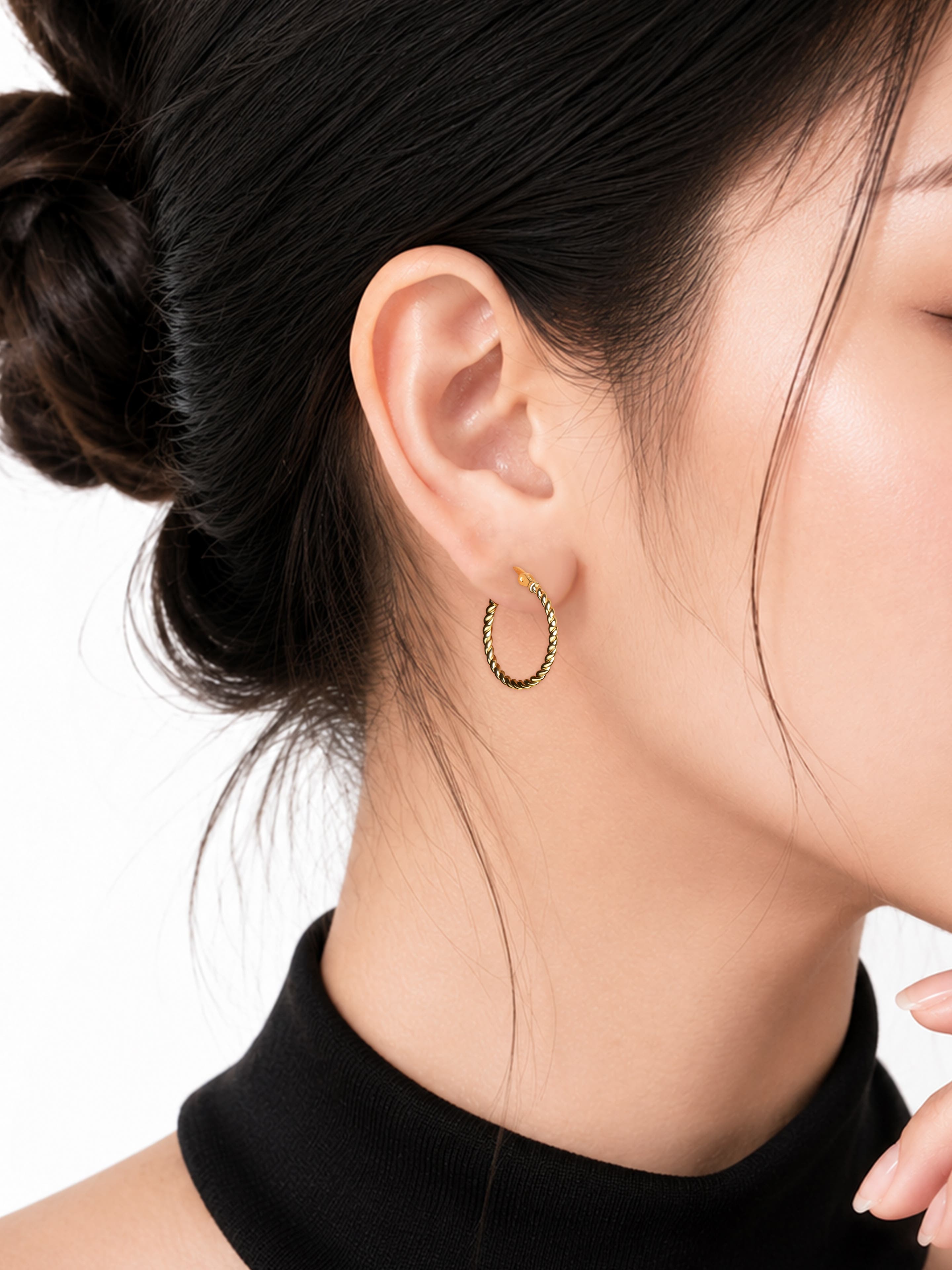 Женские аксессуары DEVATA Twisted Rope Hoop Earrings in 14K Gold — фото 2