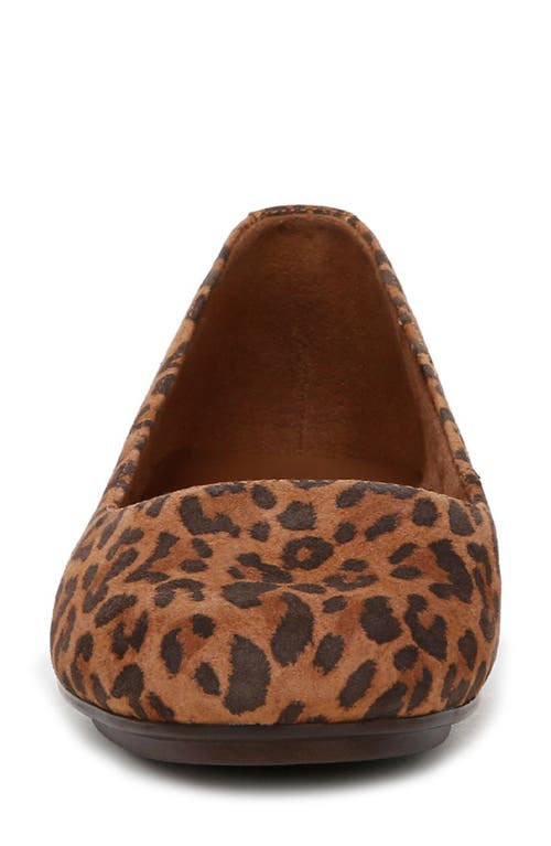 Naturalizer Maxwell Skimmer Flat In Desert Tan