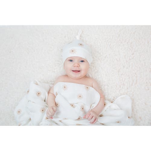 Lulujo Hello World Hat & Swaddle Set In Daisies