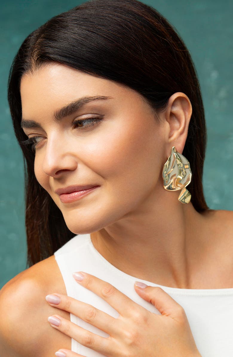 MARLYN SCHIFF Large Textured Wave Earrings, Alternate, color, Gold