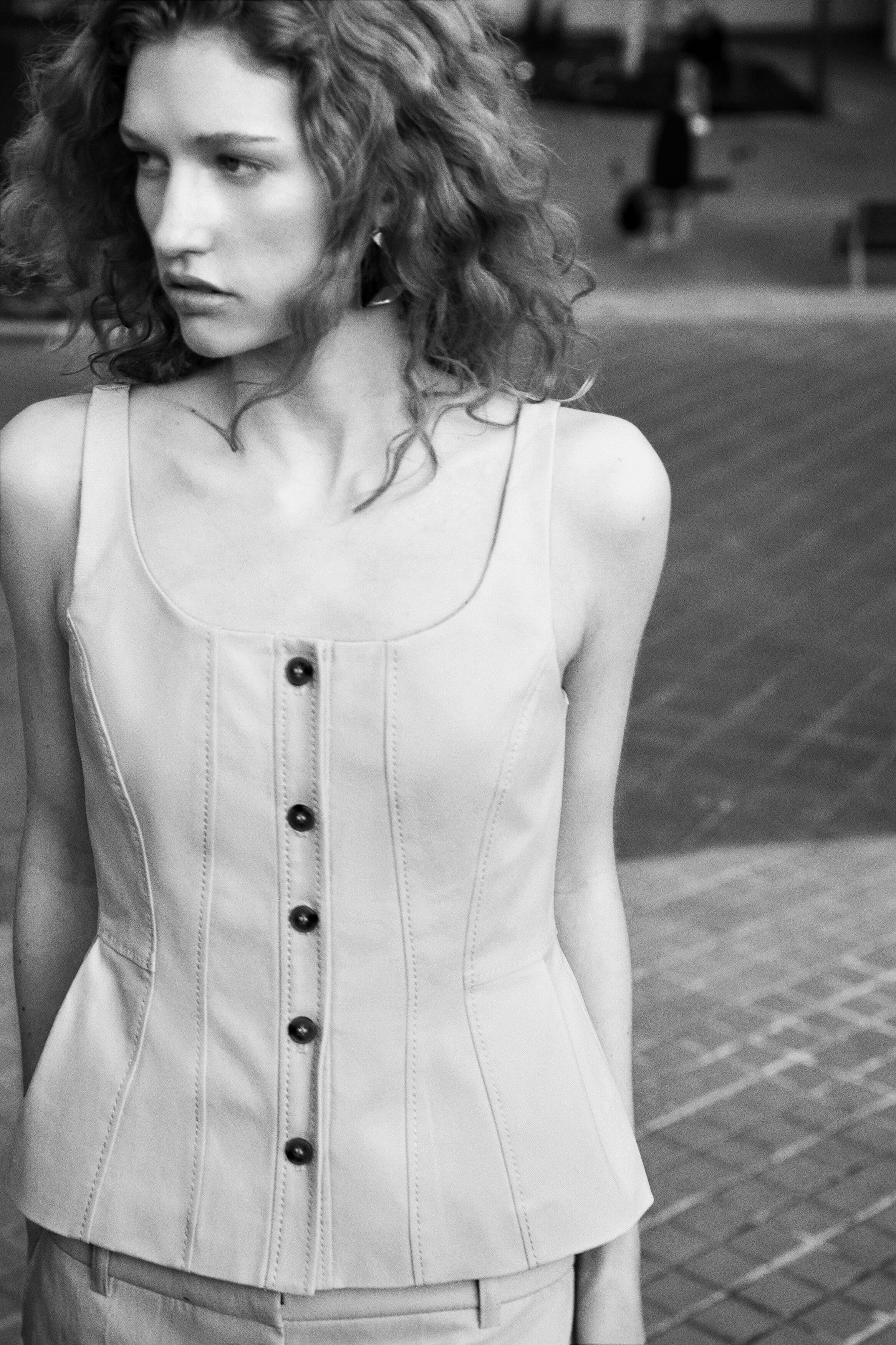 Fitted vest - image 2