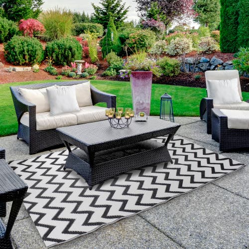 Northlight 4' X 6' Black And White Chevron Rectangular Outdoor Area Rug In Black
