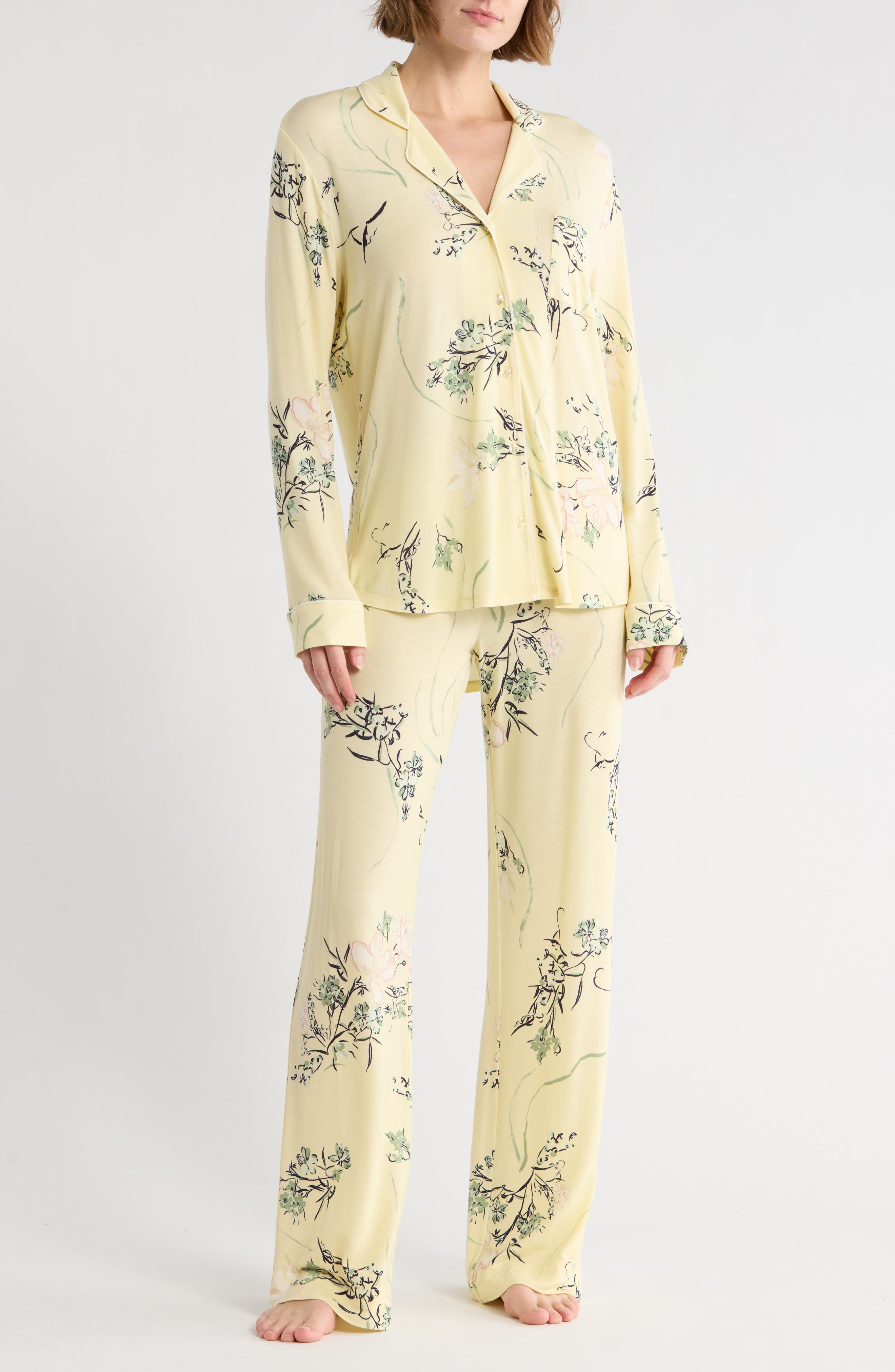 YELLOW- WHITE SPRAWLING FLORAL