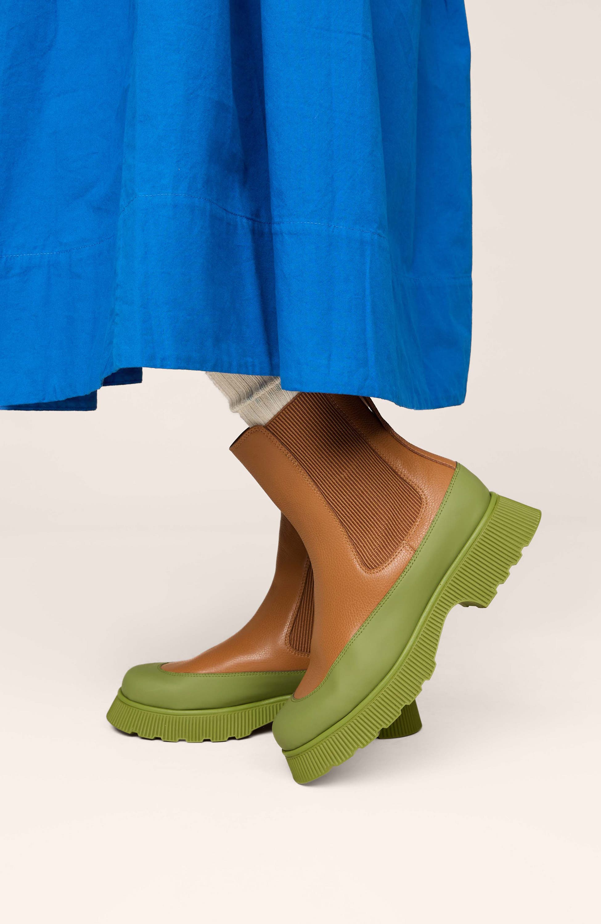 Gwen Mudguard Lug Sole Chelsea Boot, Alternate, color, Camel