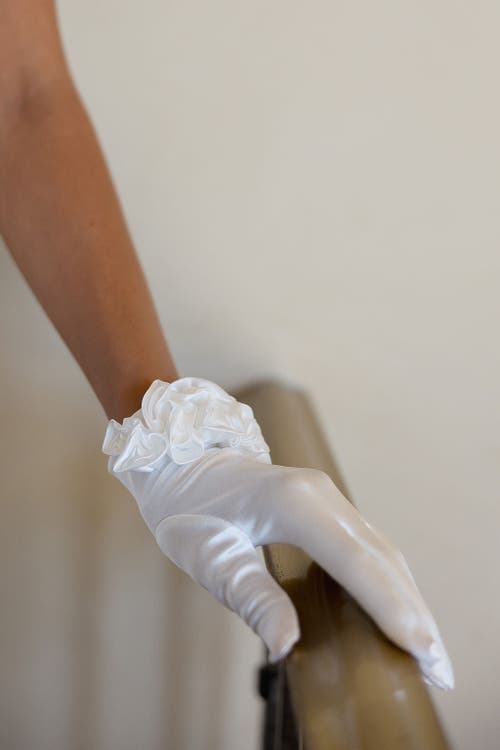 Untamed Petals Rosey Gloves In White