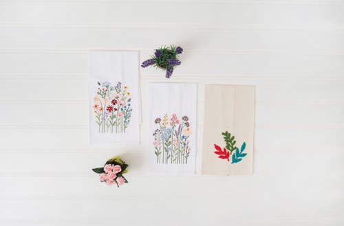 C & F Home C&f Home Botanical Blooms Bee Kitchen And Bathroom Embroidered Hand Towel In Multi