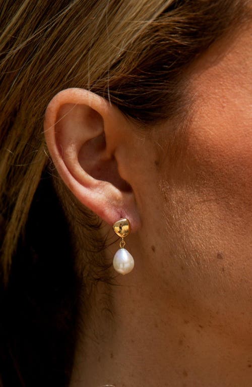 La Meno Elegant Baroque Pearl Drop Earrings In Gold