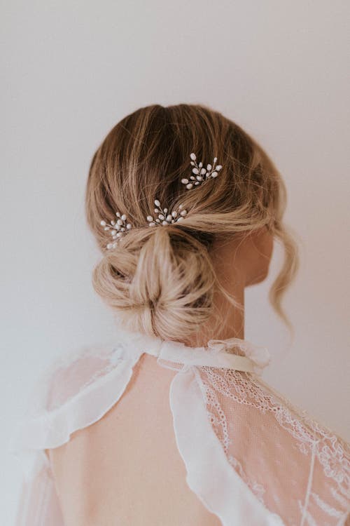 Untamed Petals Parker Pearl Hair Pin In Gold