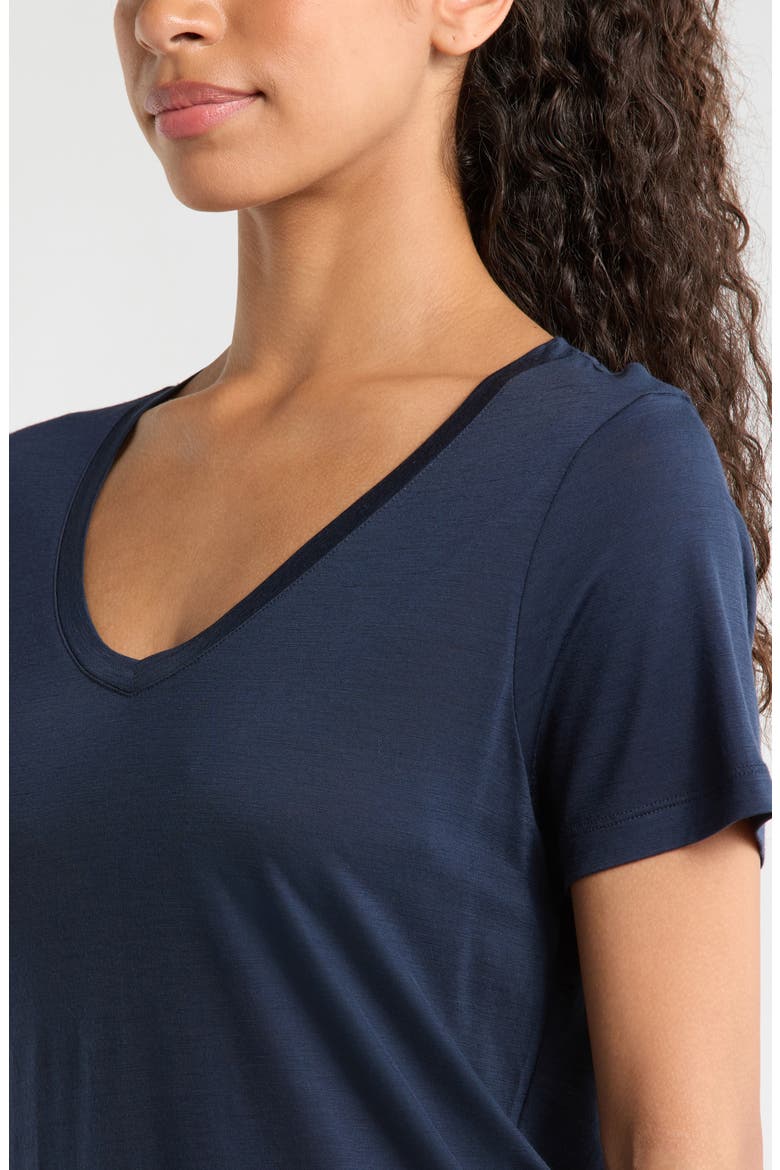 Active Ultralite V-Neck T-Shirt, Alternate, color, DEEP NAVY