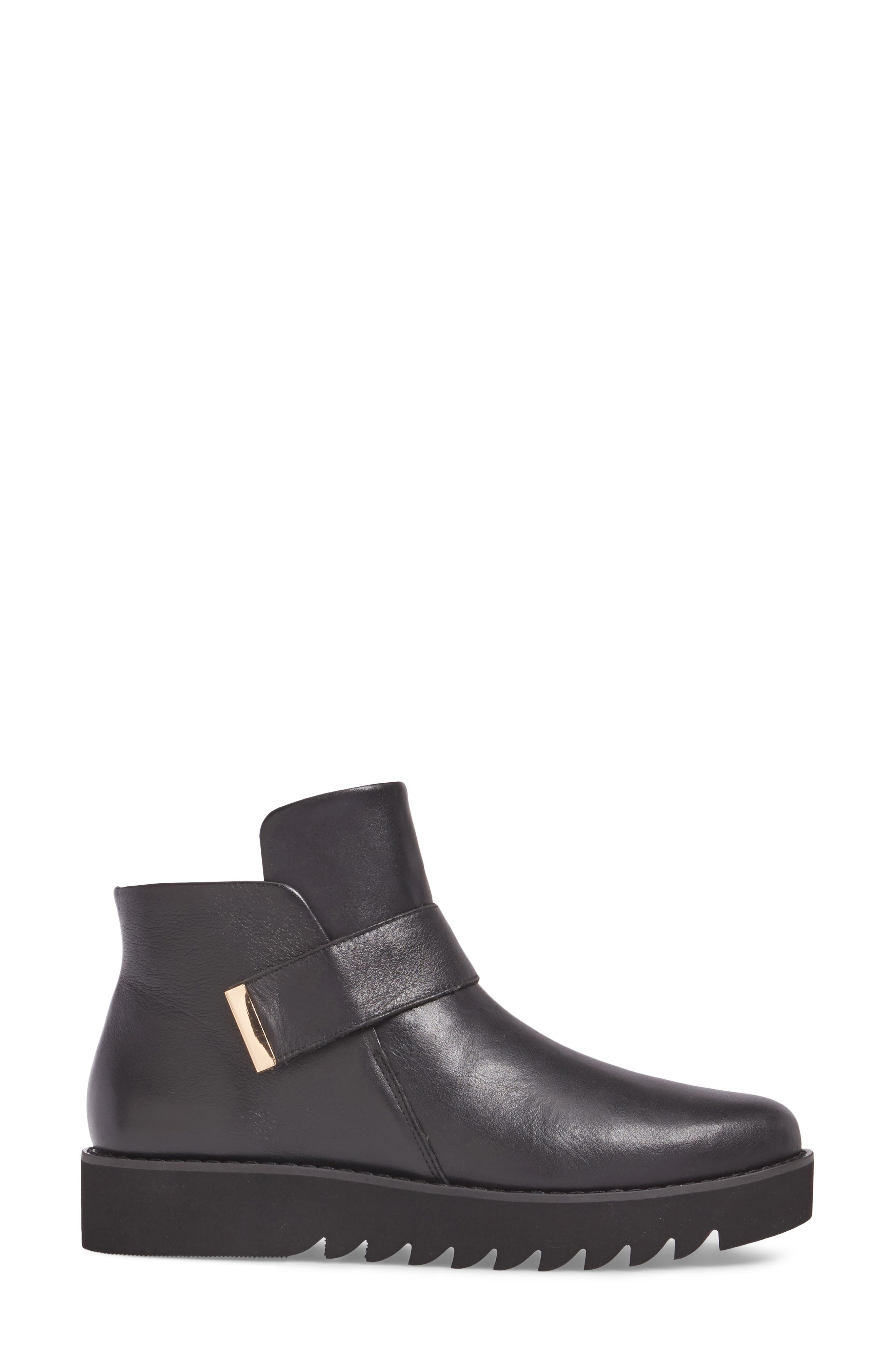 Sudini Kris Boot, Alternate, color, 